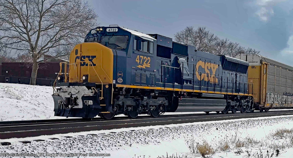 CSX 4722 leads M224 by herself.